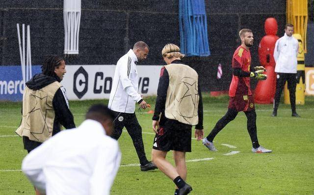 九游娱乐网页入口-赛前阿贾克斯备战意甲，回应争议细节曝光，态度坚定，训练强度明显提升的简单介绍